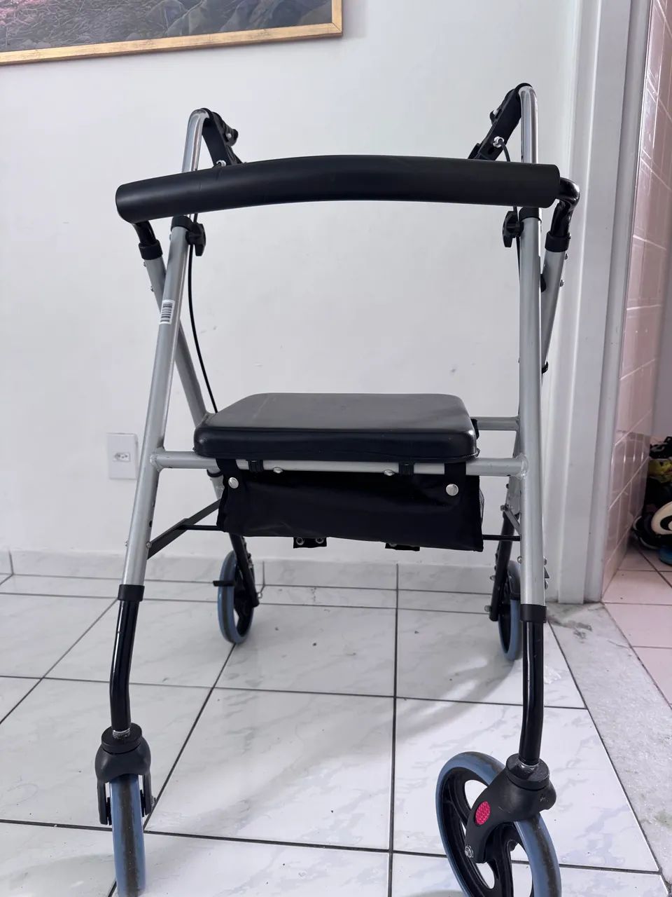Vendo Andador dobrável e grade para cama - Foto 2