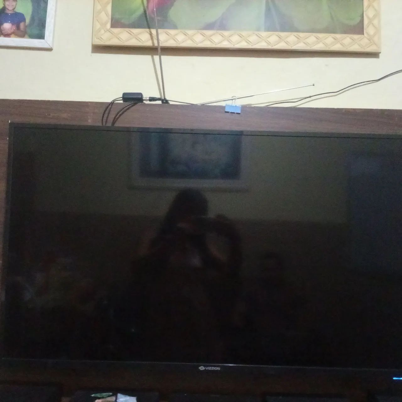 Vende se uma tv para recolher peças 