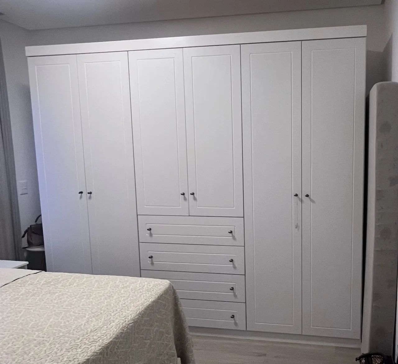 Guarda roupas branco