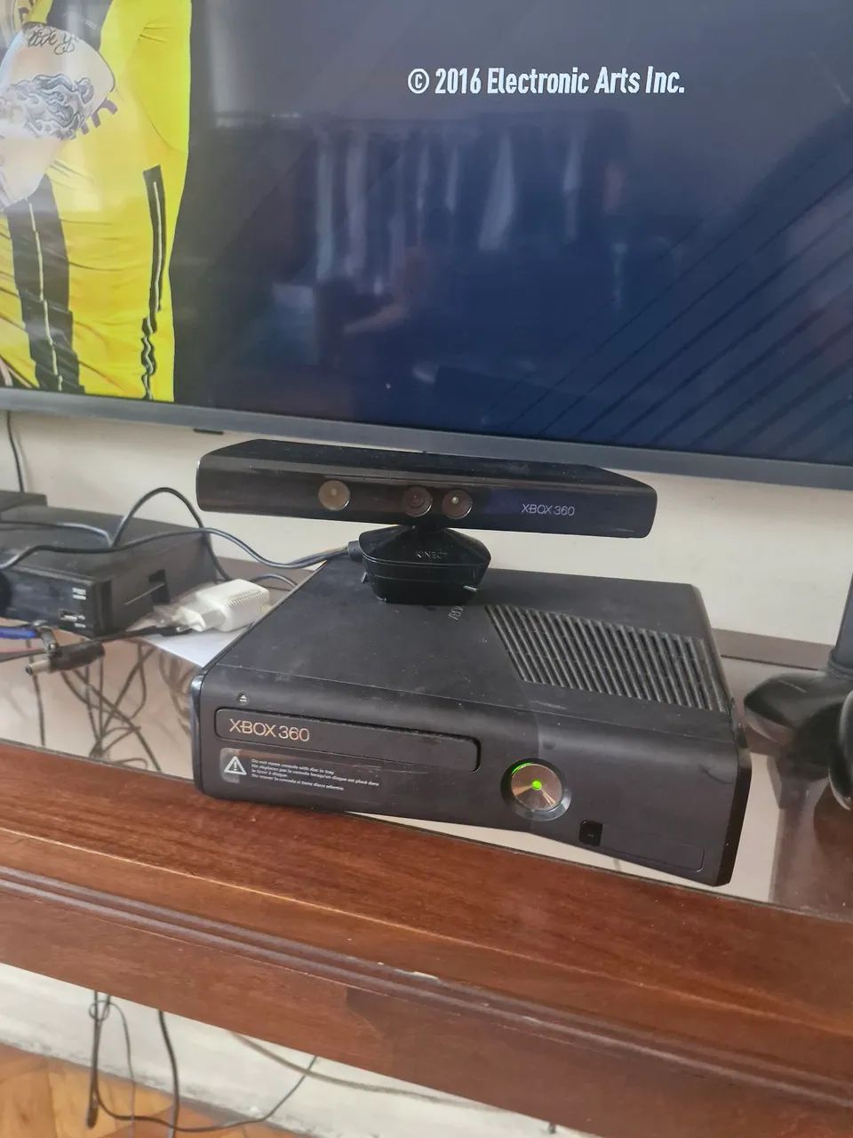 Xbox 360 4GB com Kinect e um Controle 