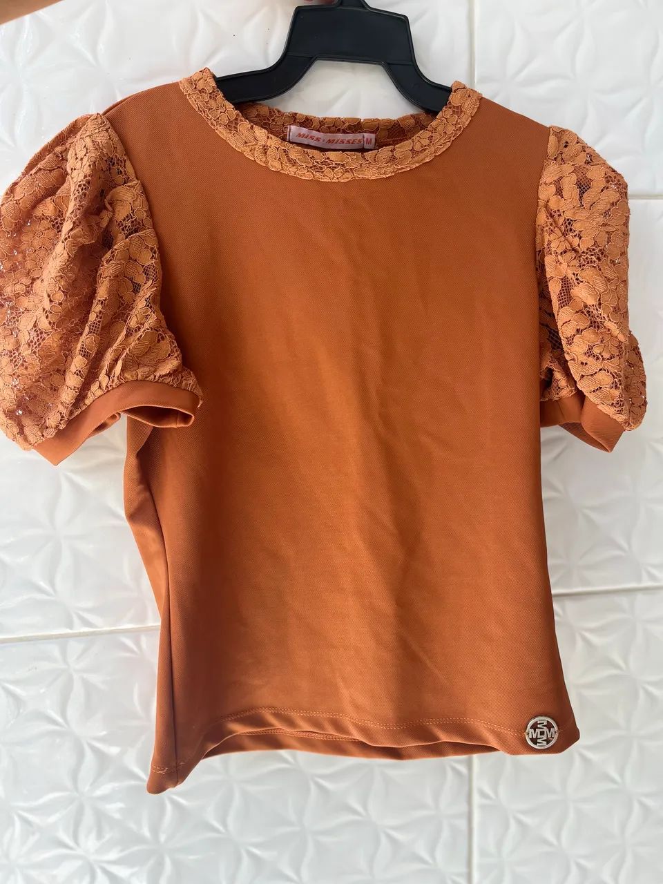Blusa Terracota Romântica com Mangas Puff de Renda - Foto 3