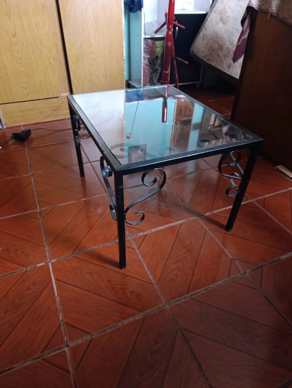 Mesa de centro com tampo de vidro 