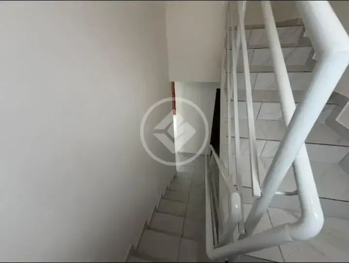 Imóvel com fachada moderna, acabamento em tons de cinza e branco e ambientes amplos, que p - Foto 4