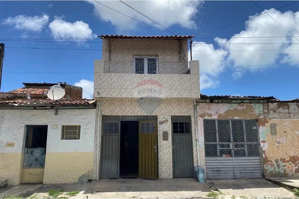 CASA COM PRIMEIRO ANDAR NO VERGEL