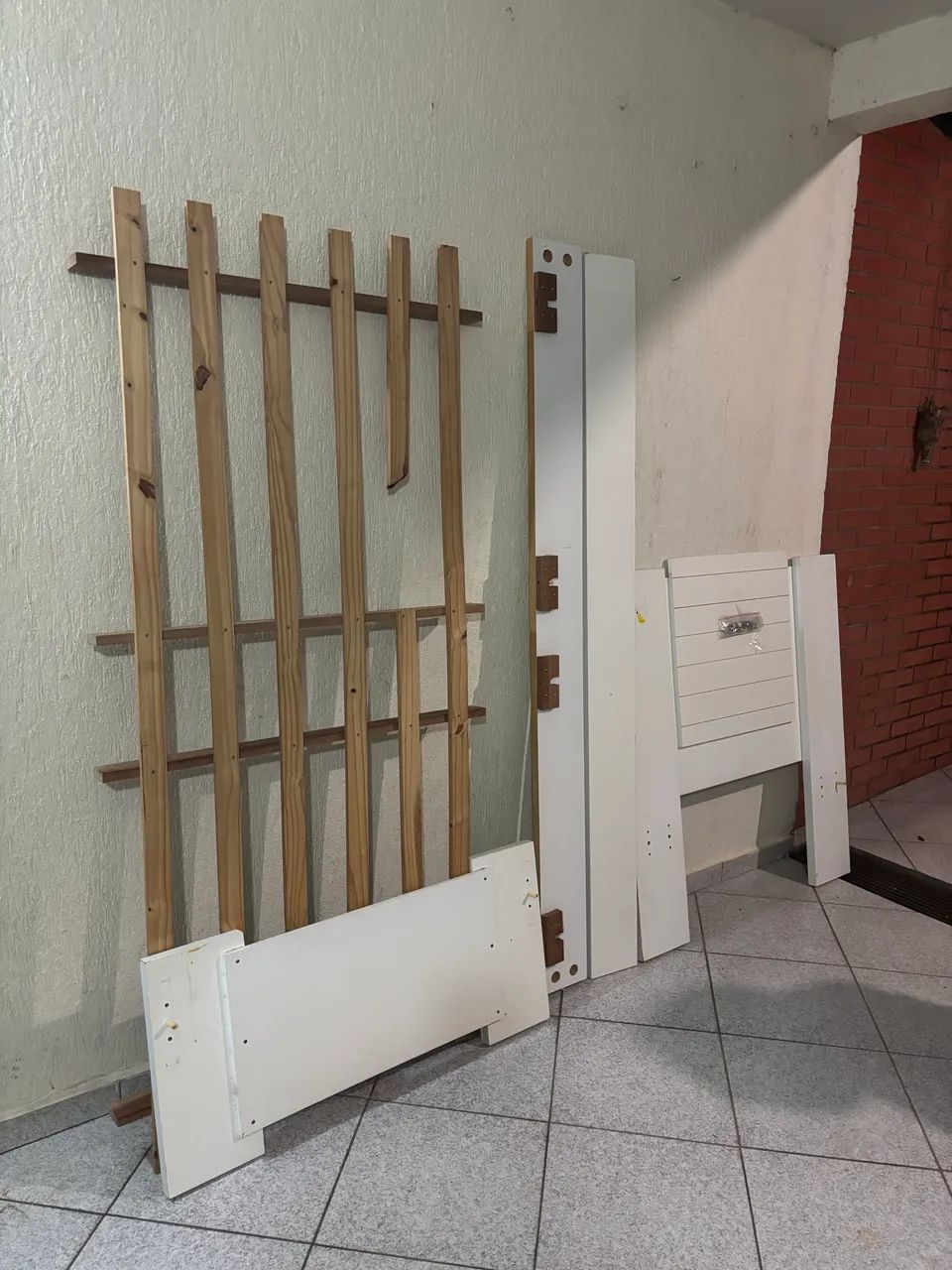 Vendo cama de solteiro de madeira MDF - Foto 4