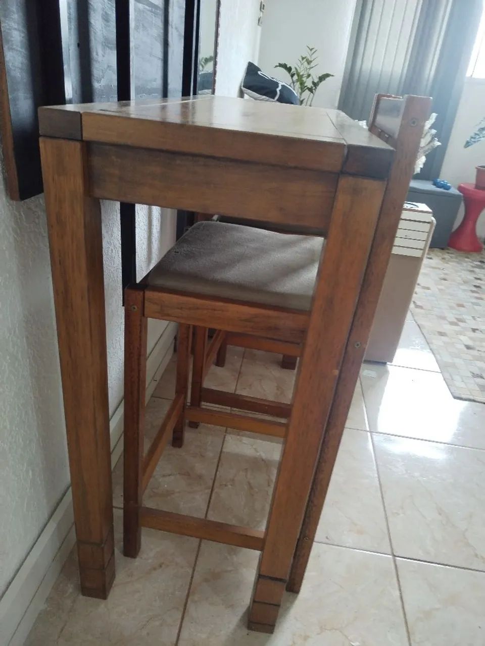 Mesa alta e duas cadeiras. - Foto 4