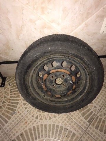Aro de roda com pneu Toyota.