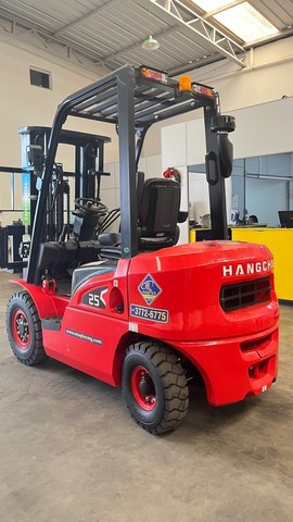 Empilhadeira Hangcha XR25- Torre triplex de 4.5m  - Foto 3