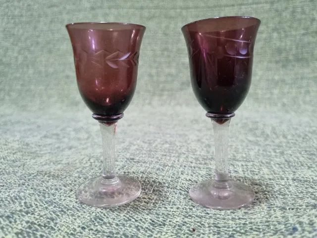Par de cálices de licor na cor vinho de vidro com entalhes