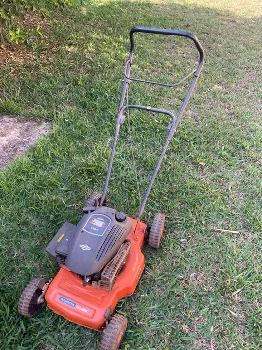 Roçadeira de grama à gasolina. Marca TRAMONTINA