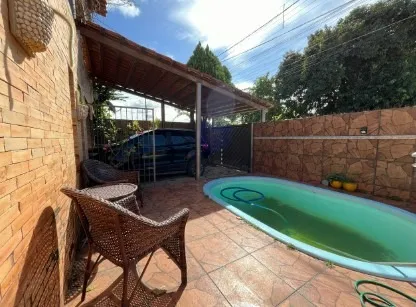 Casa de primeiro andar no Geisel com piscina e 4 quartos, sendo 2 suíte.
