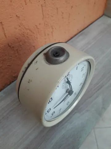 Relógio Despertador Berger Antigo Pé Palito Bege Anos 70 Metal com Visor em Vidro - Foto 6