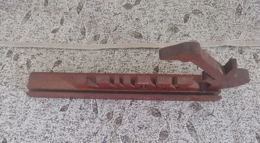 Peça decorativa em madeira em formato de uma guitarra  em ótimo estado. - Foto 4
