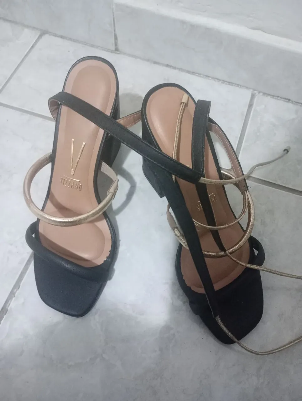 Sandália Vizzano Preta com Detalhes Dourados
