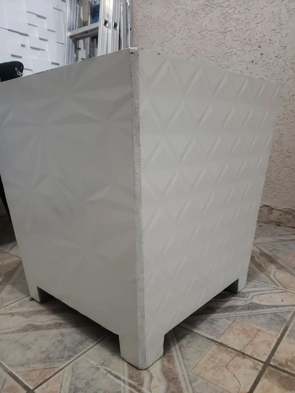 Vaso de planta branco com design geométrico tm 58x58x60 - Foto 3