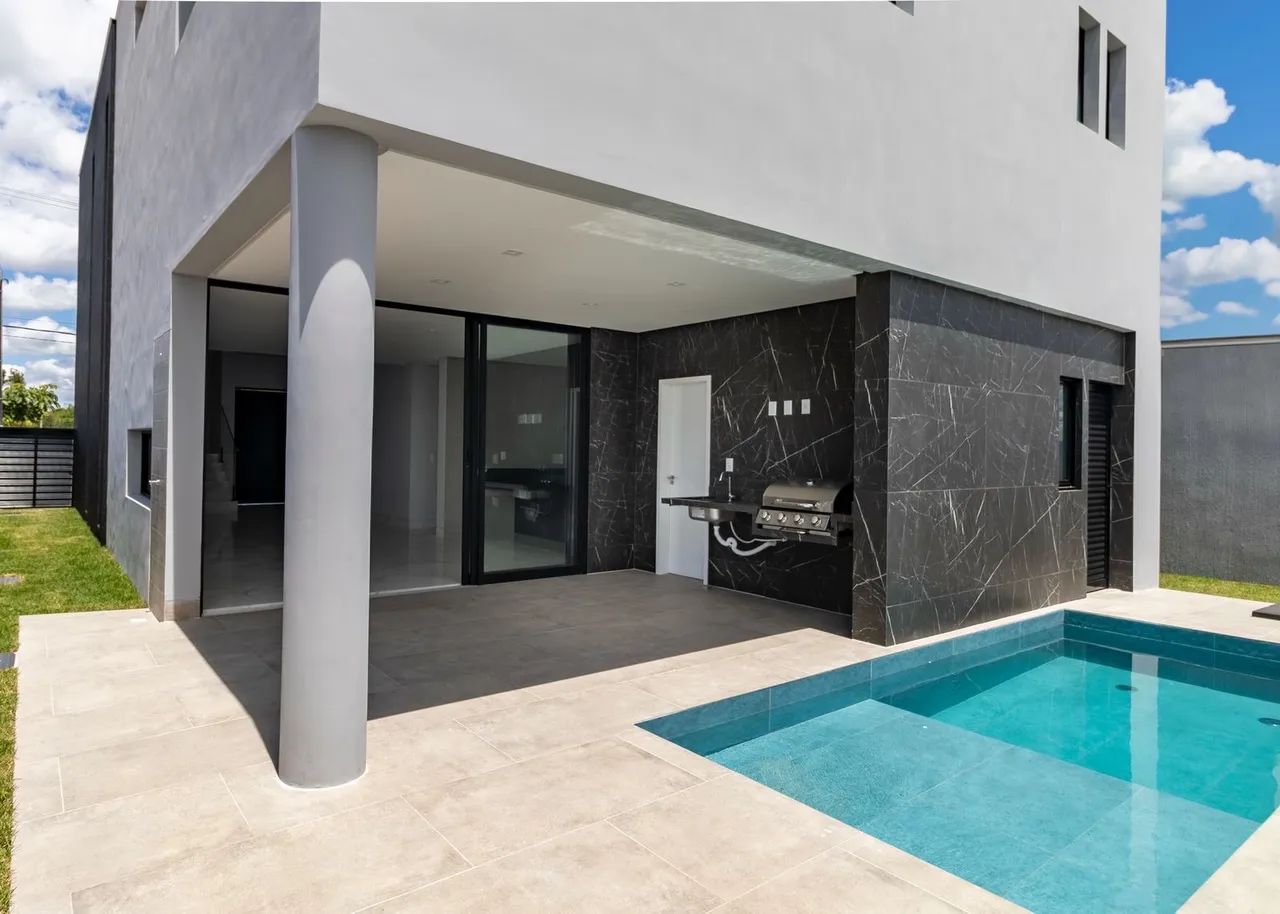  Luxuosa Casa pronta com 4 Suítes e Área Gourmet no Condomínio Terras Alpha - 271m² 