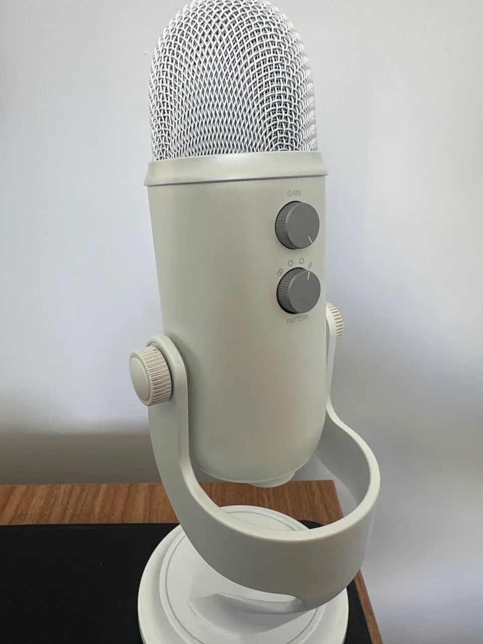 Microfone Condensador Profissional Blue Yeti NOVO - Foto 2