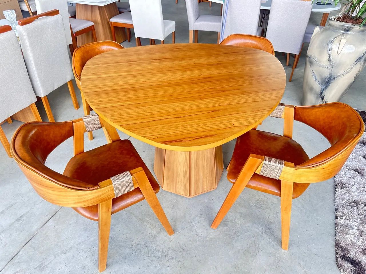 Mesa de Jantar 135x135 com 4 Cadeiras Poltronas Courino Marrom