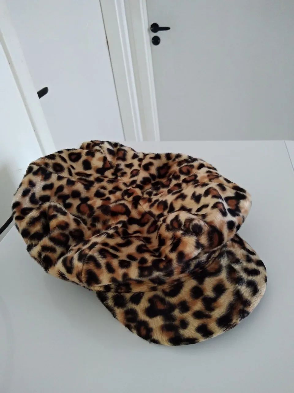 Boné de pelúcia com estampa de onça - Foto 3