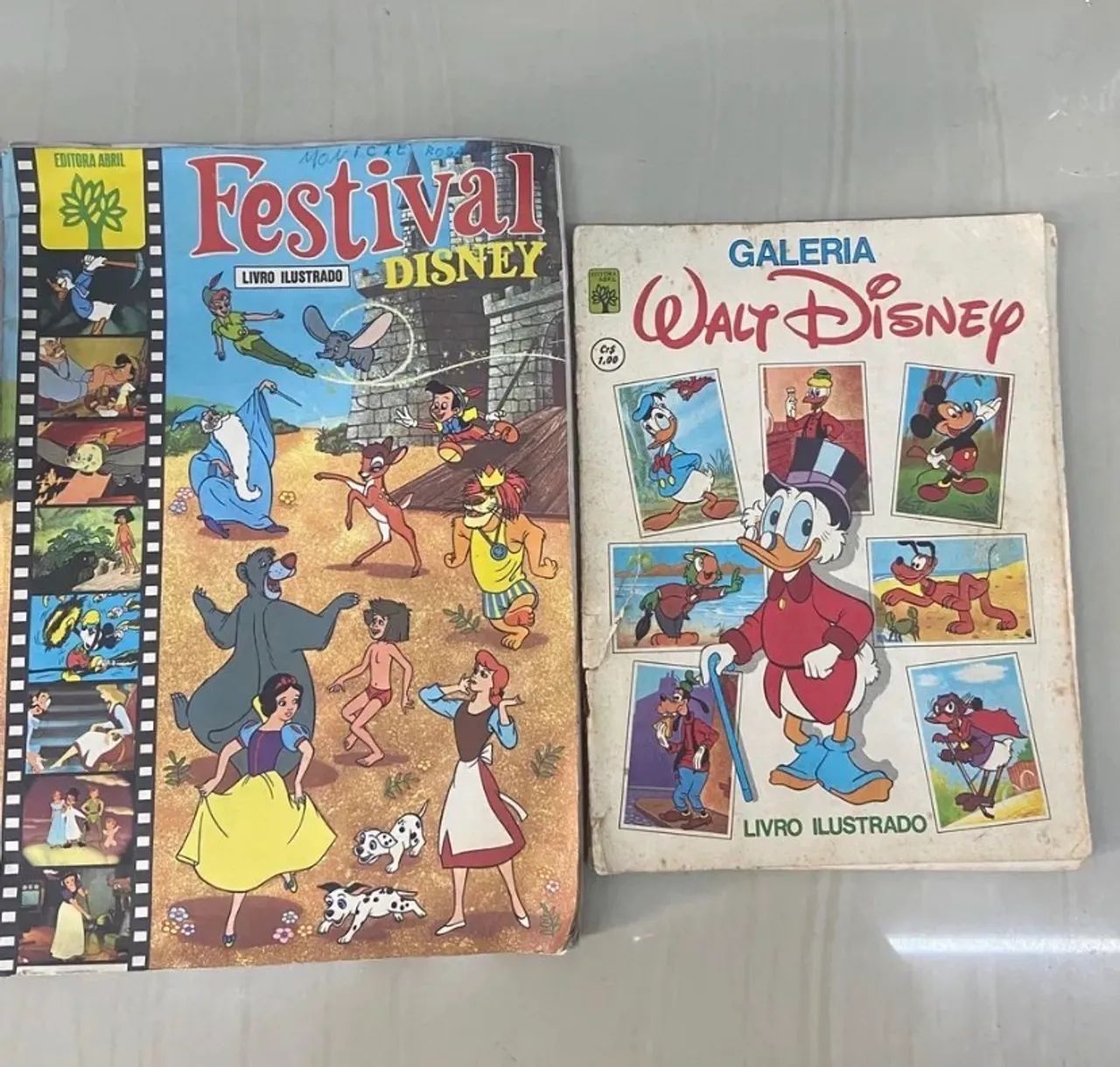 2 Livros de Figurinhas da Disney (Antigos) - Papelaria - Centro