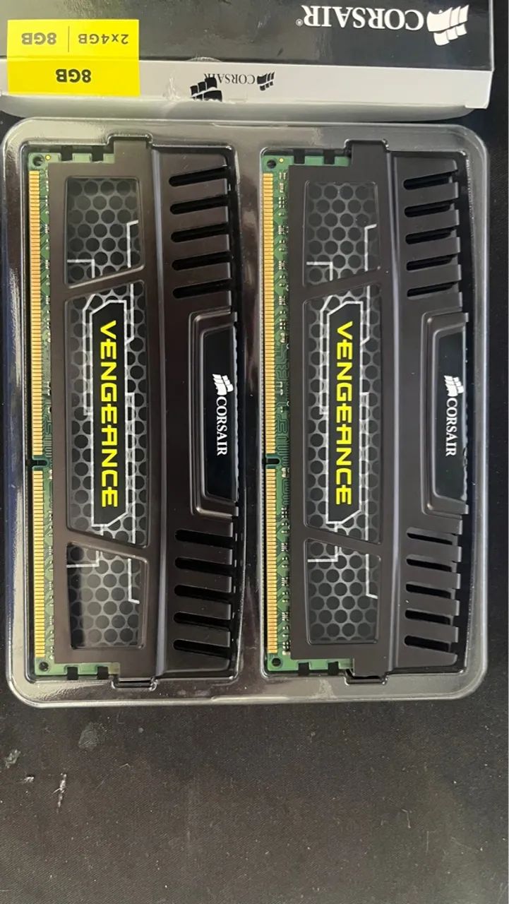 Memória RAM Corsair Vengeance - 2 pentes de 4gb DDR3 - 8gb