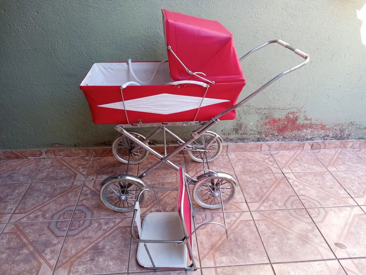 Carrinho antigo de bebê 