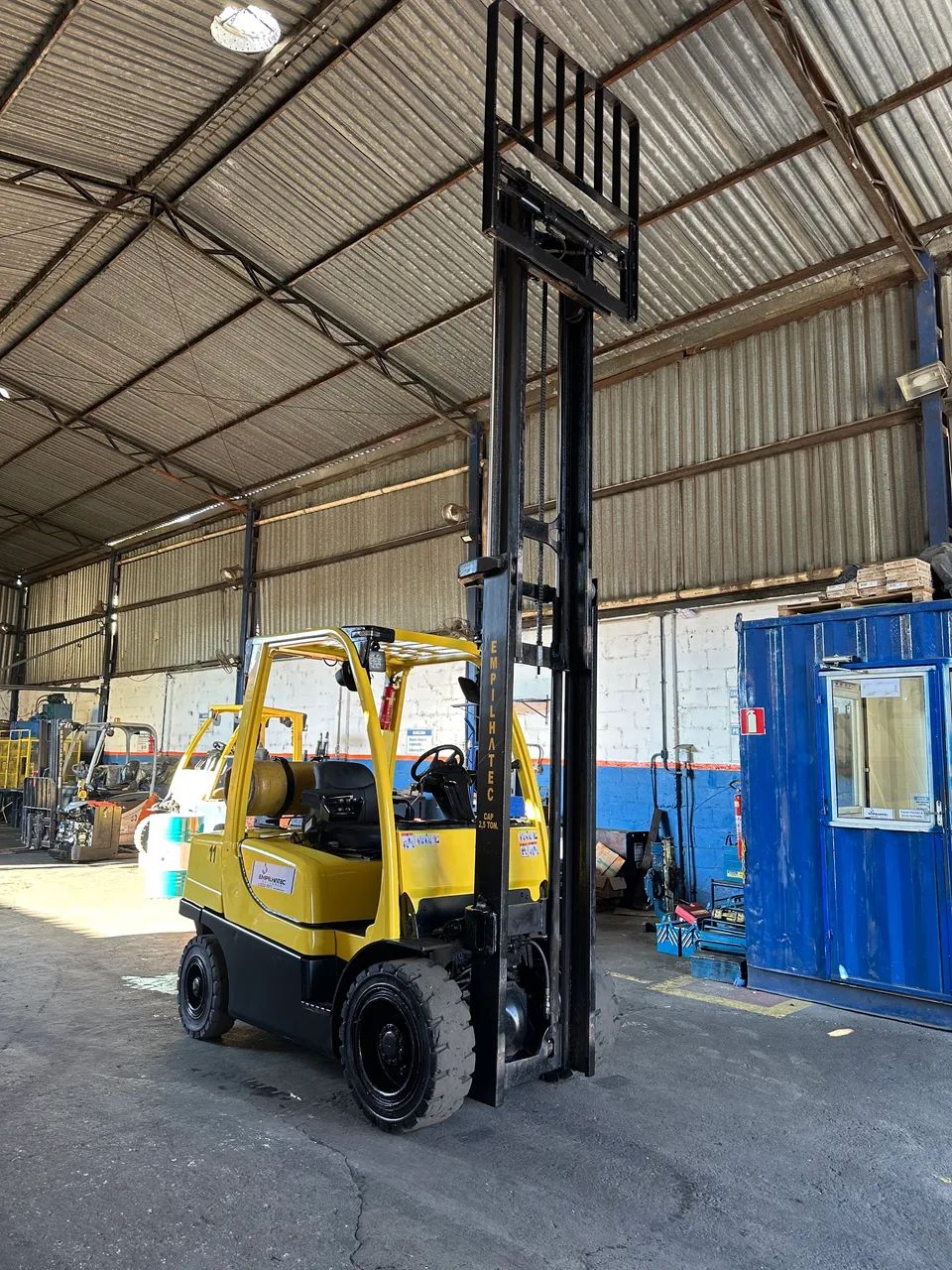 Empilhadeira Hyster 2,5 toneladas. Torre duplex. Toda revisada