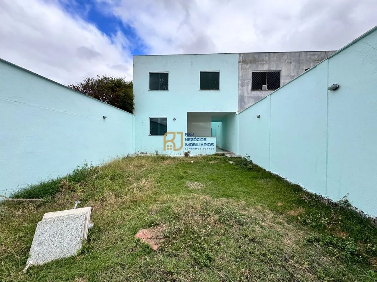 Casa Geminada à Venda - 3 Quartos 1 com Suíte - 2 Vagas Cobertas - Candelária BH - Foto 2