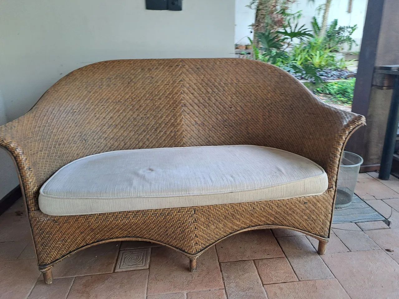 SOFÁ FIBRA NATURAL (2 lugares) importado de Bali com  estofado em capitone.  - Foto 6