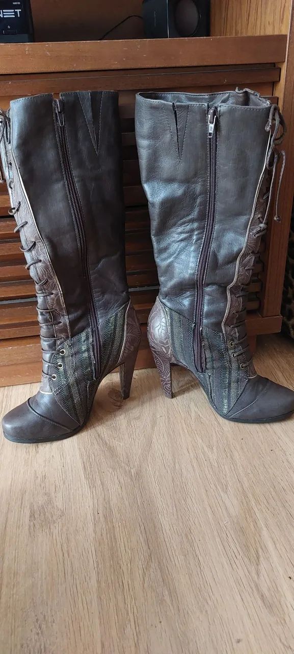 Botas Femininas Marrons com Salto e Detalhes - Foto 2