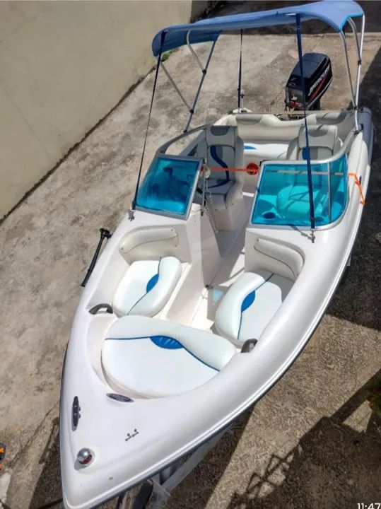 Lancha impecável com motor Mercury