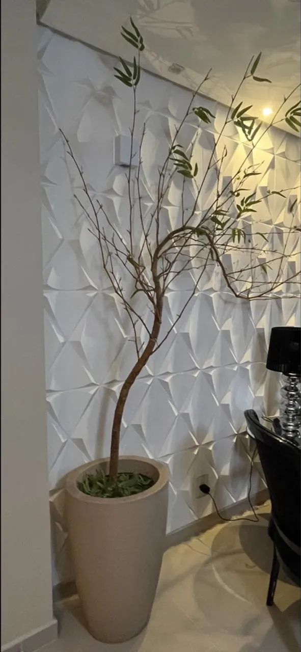 Planta grande a venda com vaso artificial 