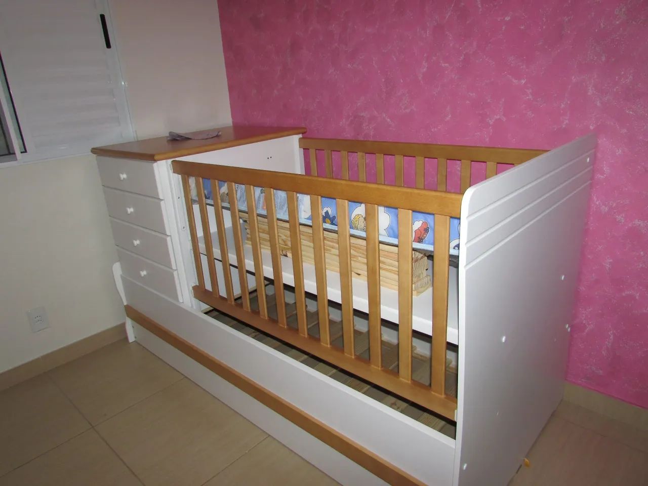 Berco Bicama com cômoda 4 gavetas madeira maciça branco com amêndoa  - Foto 2