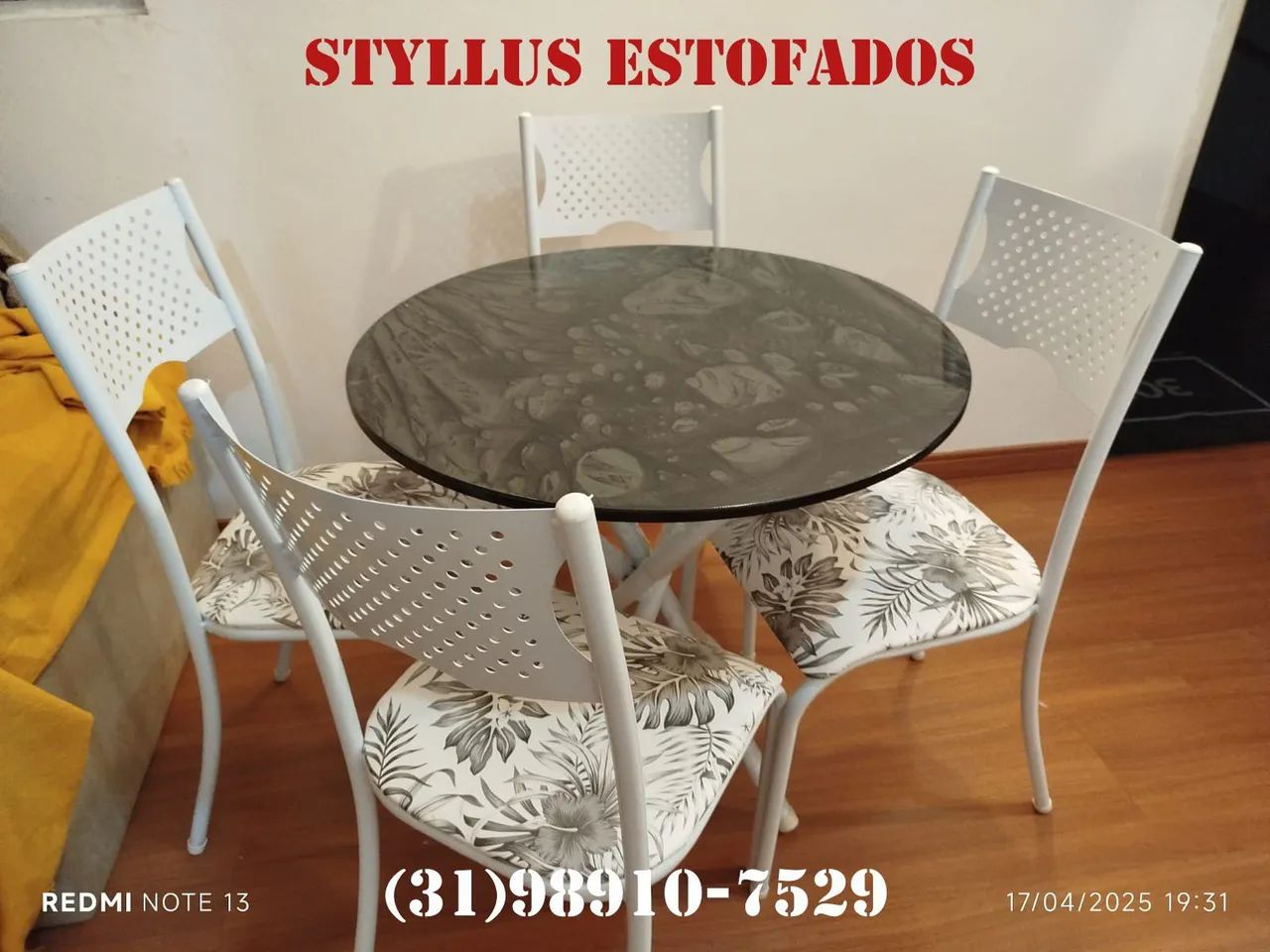 Conjunto de mesa com cadeiras estofadas