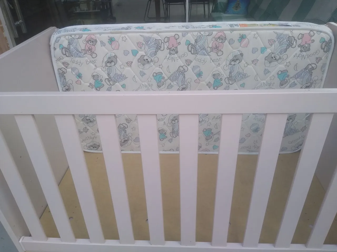 Berço infantil branco com colchão