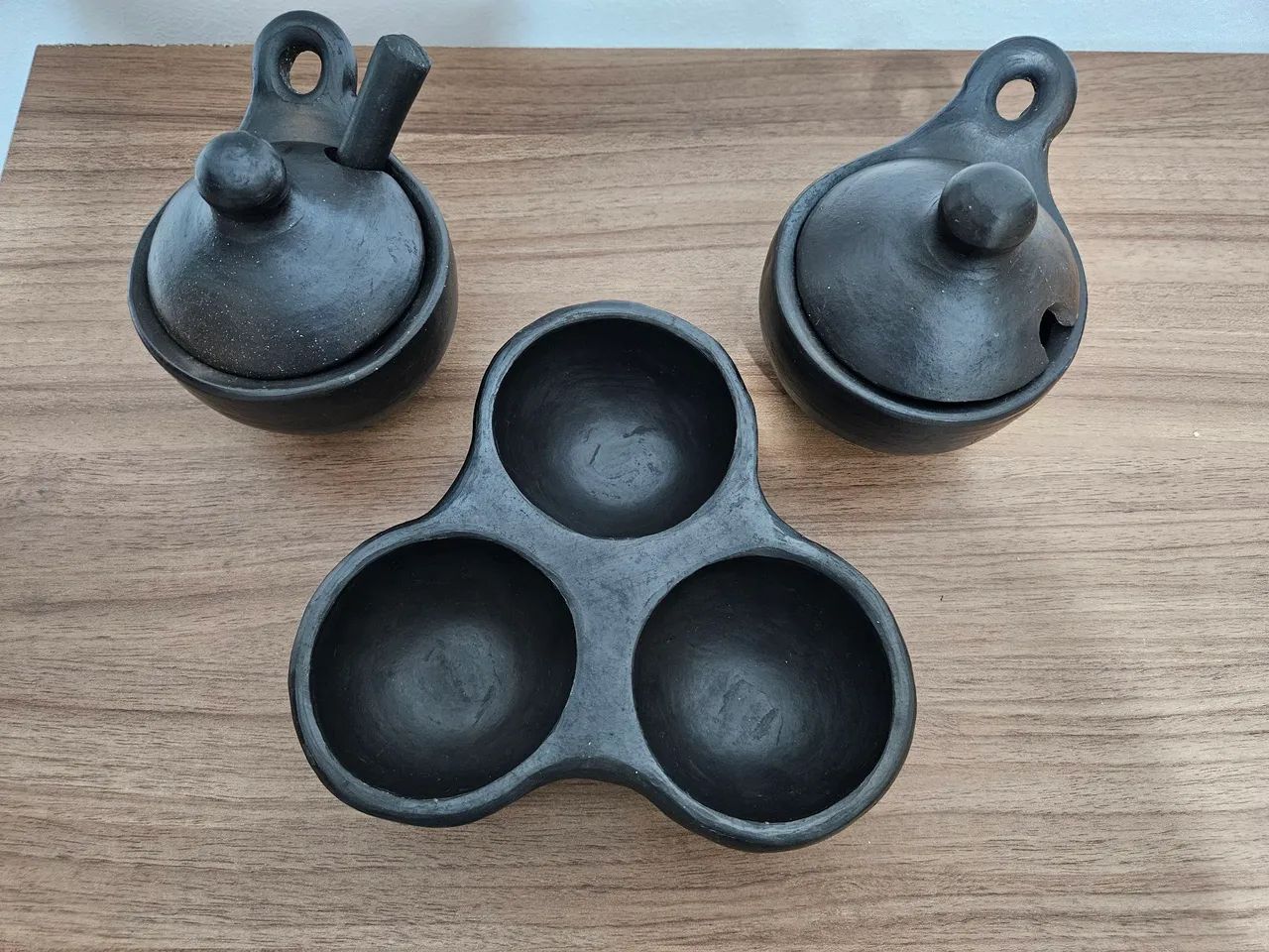 Conjunto de Cerâmica Preta (Petisqueira + 2 Bowls com Tampa) - Foto 2