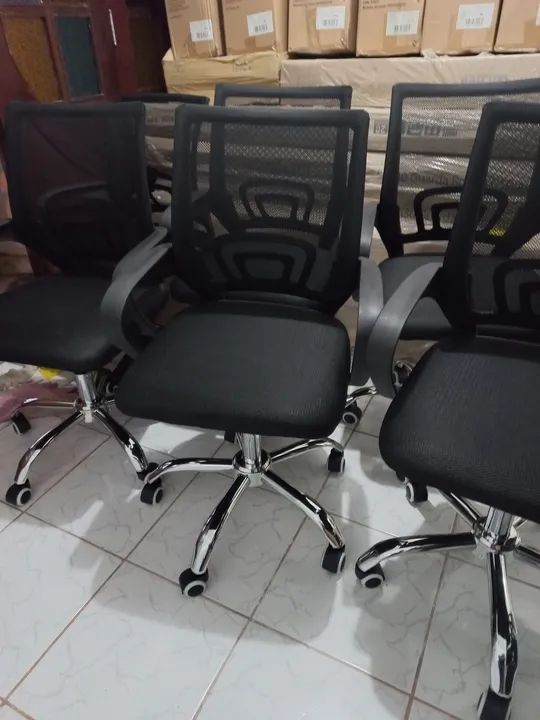 Cadeira de escritório giratoria preta  - Foto 2