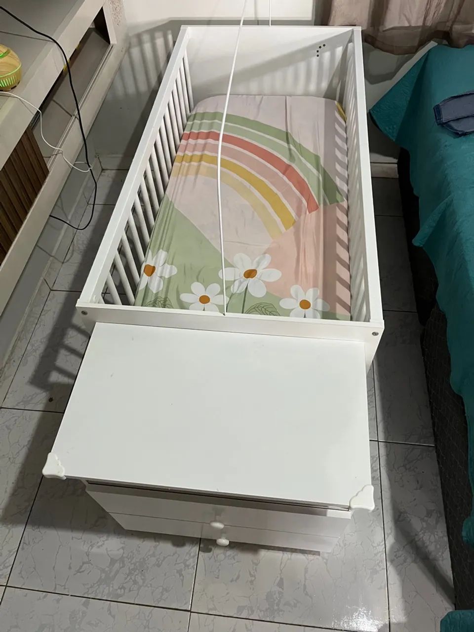 Berço Branco  anexo cômoda 2 gavetas. Acompanha colchão e suporte para mosquiteiro.