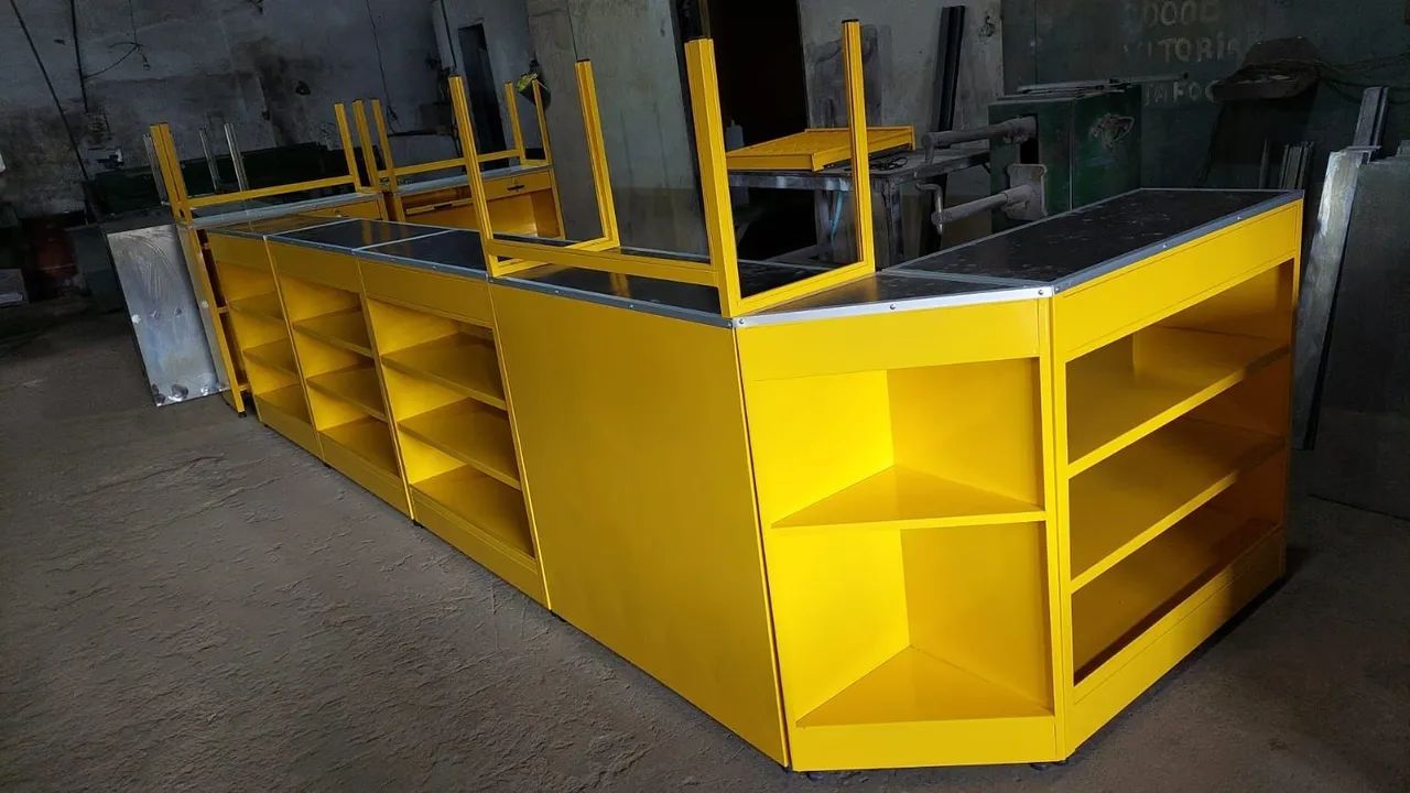 Balcão Comercial Amarelo com Prateleiras