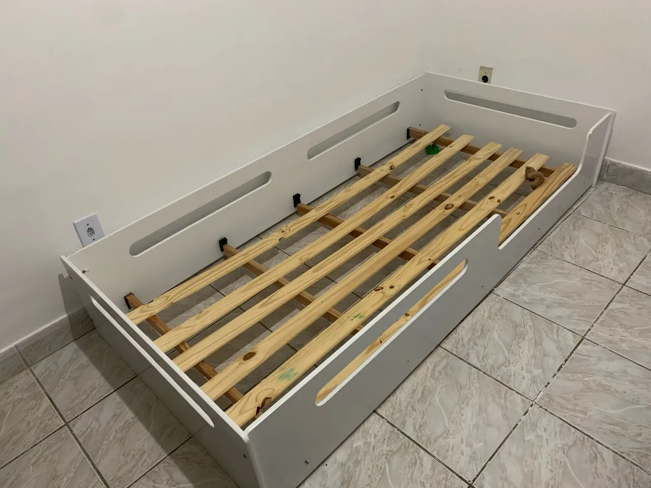 Cama de solteiro com grade de proteção