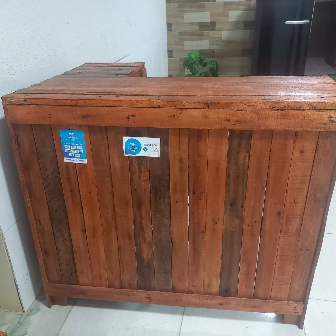 Conjunto de Mesa e Banquetas de Madeira - Foto 3