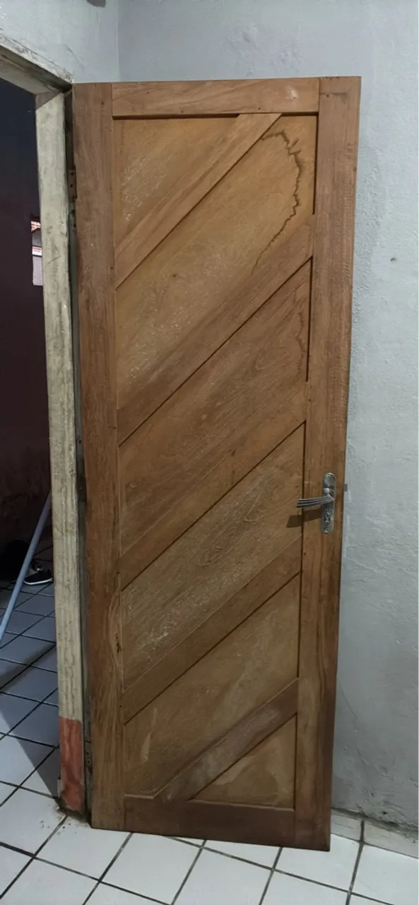 Porta de madeira maciça com design diagonal