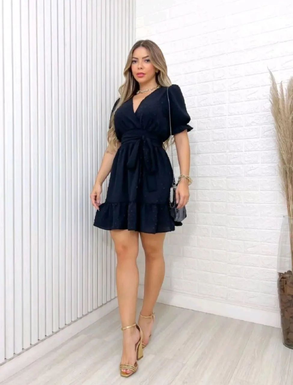 Vestido preto com detalhes e cinto - Foto 2