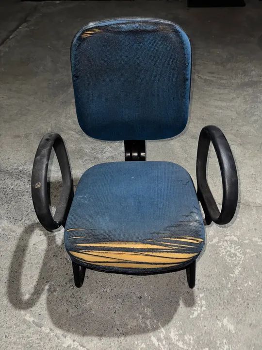 Cadeira de escritório azul com braços