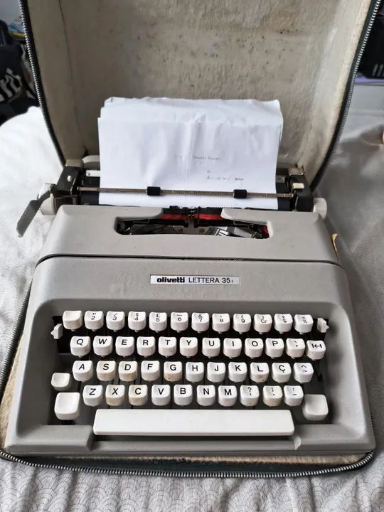 Máquina de escrever Olivetti Lettera 35