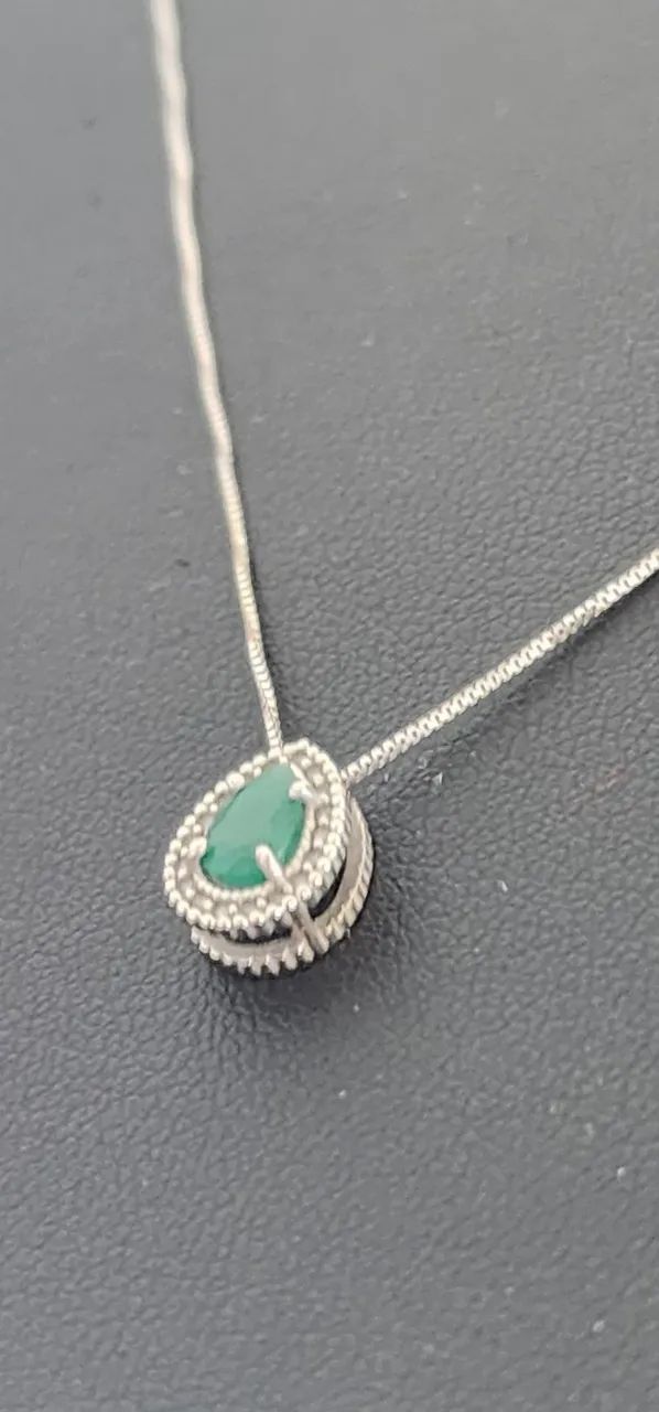 Colar de ouro branco com esmeralda e diamantes - Foto 2