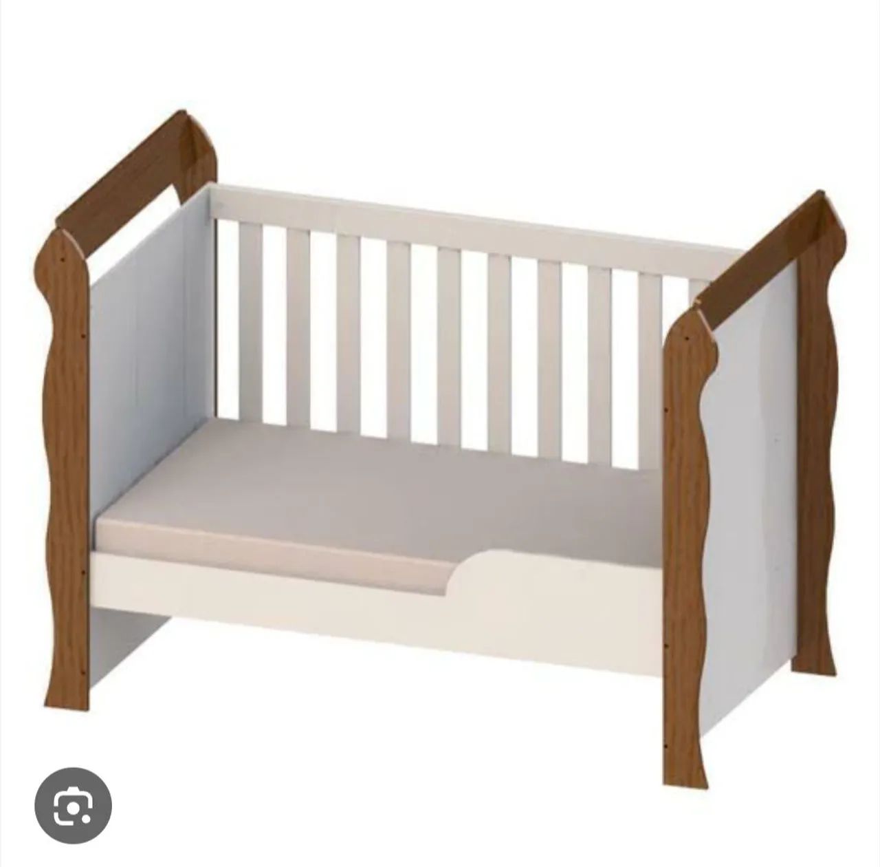 Berço de bebê branco com detalhes em madeira