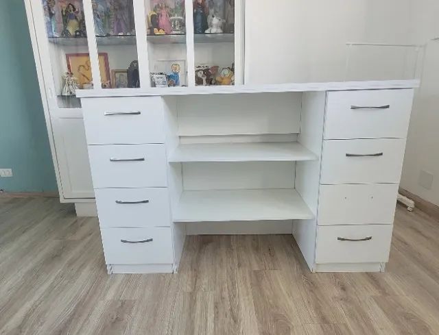 Armário em mdf branco, bem estruturado, e oito gavetas.
