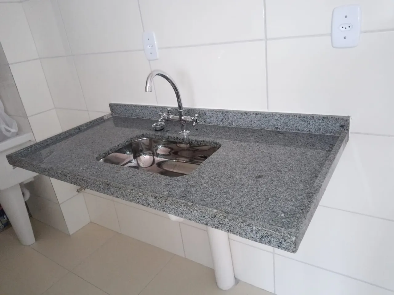 bancada de granito com cuba inox
