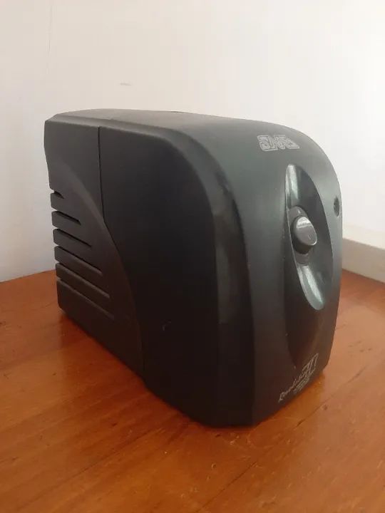 Estabilizador para computadores - 300 VA - Entrada bivolt 110/220V - Saída 110V